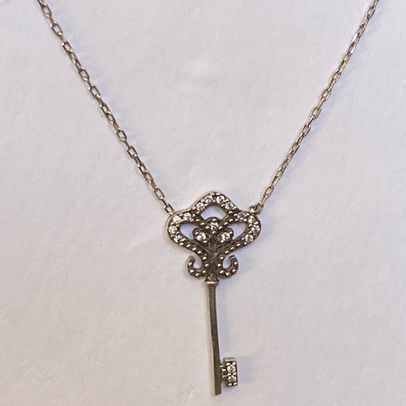💜925 sterling silver key cubic zirconia necklace - Picture 4 of 4